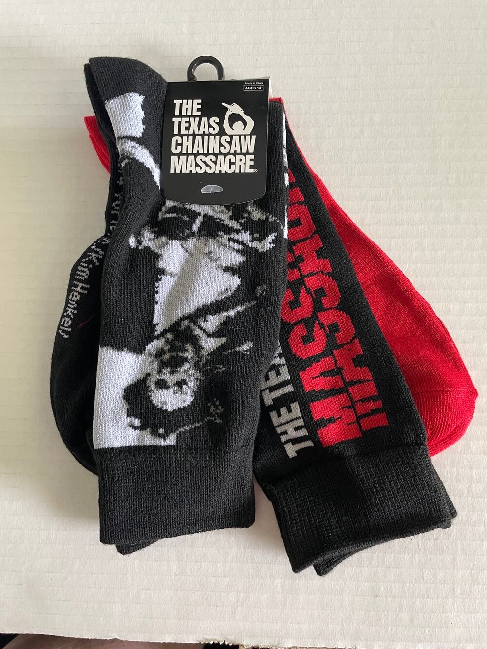 TEXAS CHAINSAW MASSACRE 2 PAIR HORROR MOVIE HALLOWEEN SOCKS NEW
